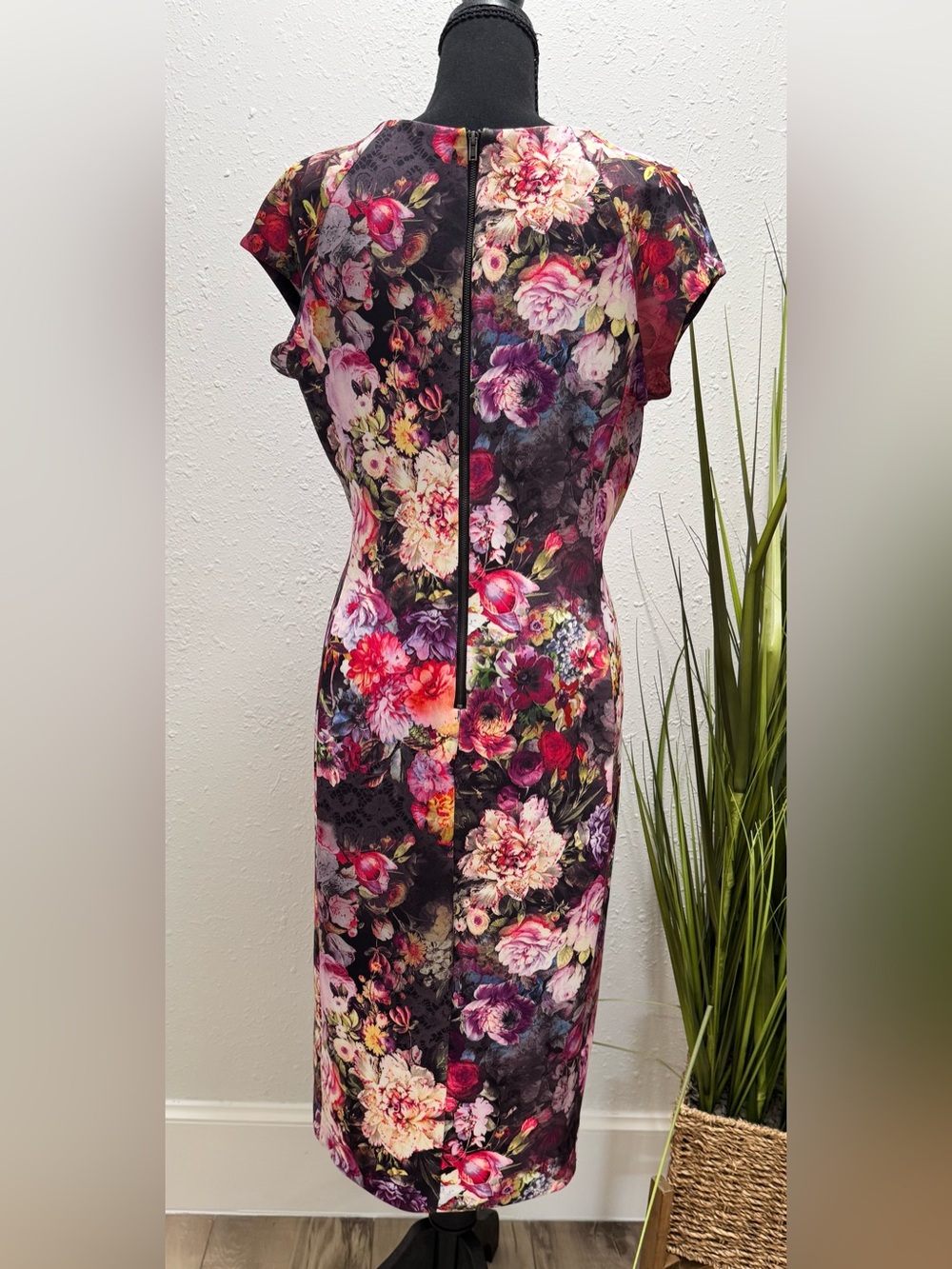 Beige by eci Floral Midi Dress in Black with Pink, Red and Cream Floral Size 8 - Picture 3 of 7